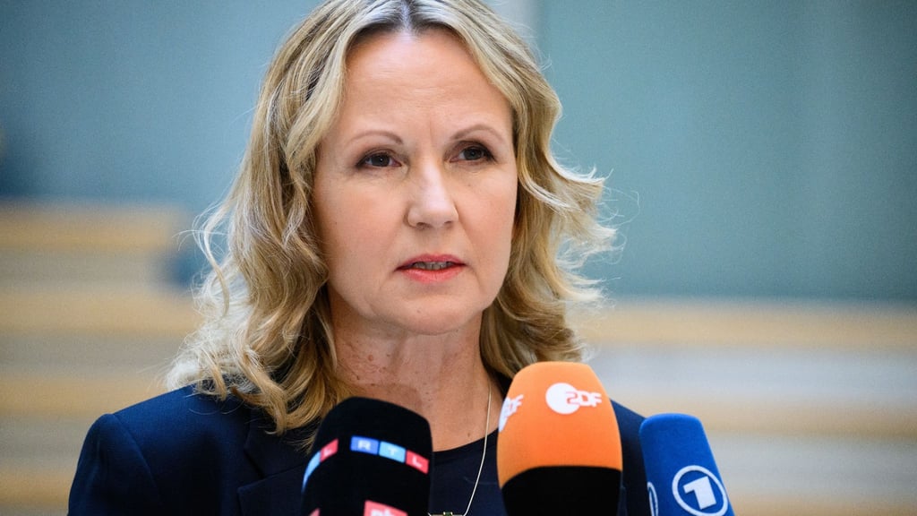 Bundesumweltministerin Steffi Lemke (Grüne) spricht zu Journalisten.