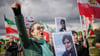 Mit Plakaten von Masha Amini demonstrieren Teilnehmer für Demokratie und Freiheit im Iran.