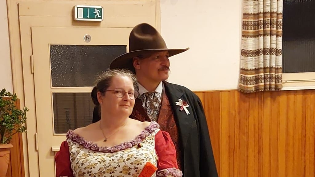 Anja van der Avoorts und David Beekmans, genannt Fenix und Eagle, geben in Hasselfelde Tanzkurse im Oldstyle-Dance. So sehen ihre Kostüme für einen viktorianischen Ball aus.
