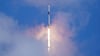 Eine „Falcon 9-Rakete“ der Firma SpaceX und die „Dragon-Kapsel“ heben mit einer multinationalen Besatzung vom Kennedy Space Center in Cape Canaveral ab.