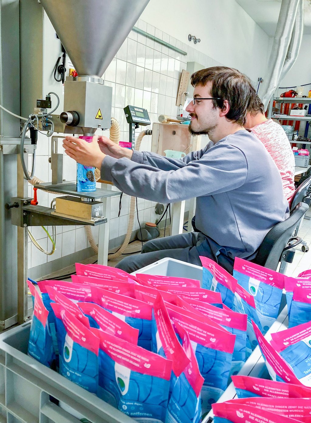Mitarbeiter Silvio Latzke füllt die neuen Teichprodukte ab. Die Arbeit macht ihm viel Spaß.