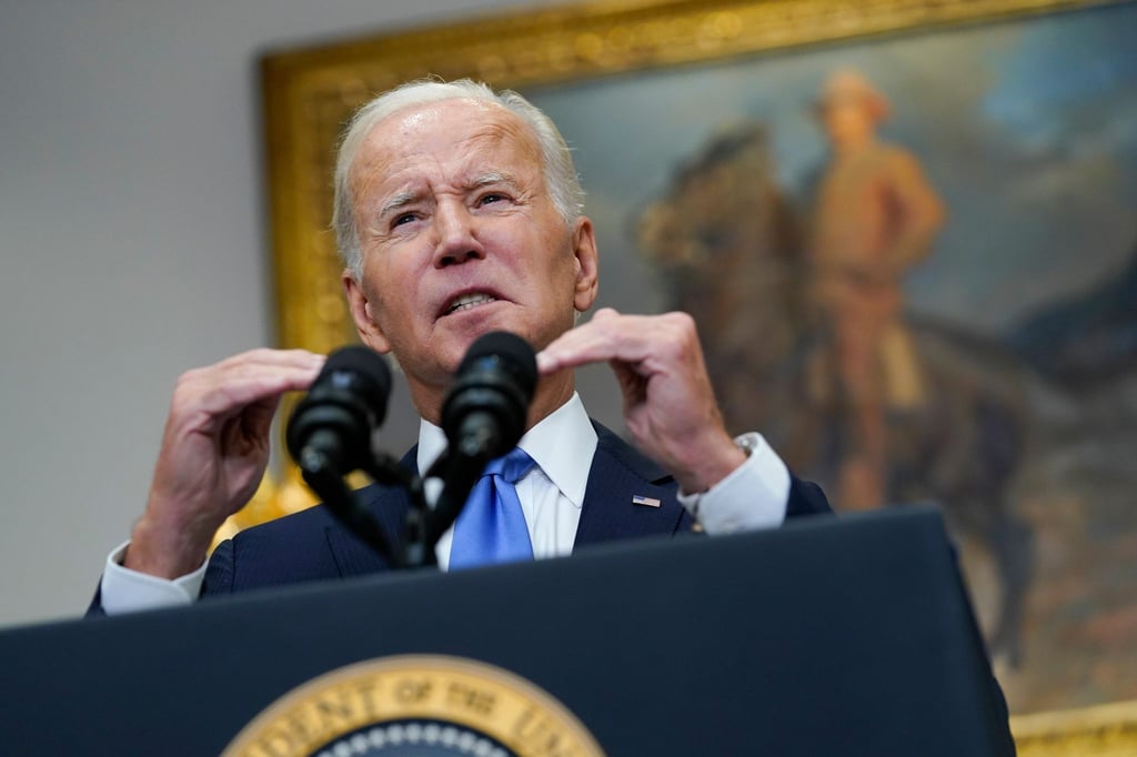 US-Präsident Joe Biden spricht im Roosevelt Room des Weißen Hauses.