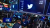 Händler versammeln sich um einen Terminal, als der Handel mit Twitter-Aktien auf dem Parkett des New York Stock Exchange wieder aufgenommen wird.
