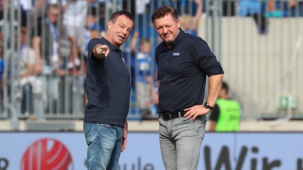 Otmar Schork (l.) und Trainer Christian Titz im Gespräch.