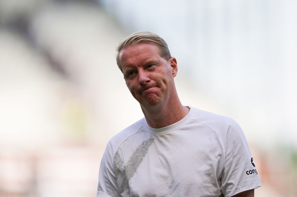 St. Paulis Trainer Timo Schultz geht enttäuscht nach Spielende vom Platz.