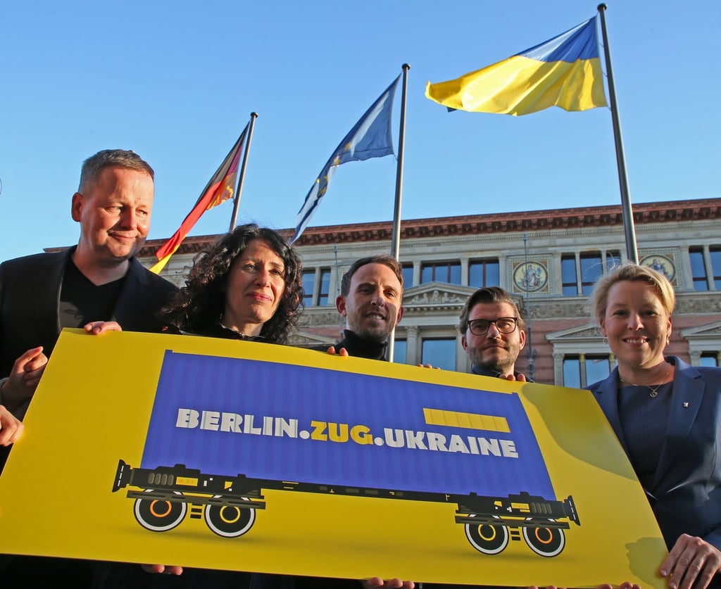 Klaus Lederer (Linke, l), Kultursenator, Bettina Jarasch (Bündnis90/Grüne), Umweltsenatorin, und Franziska Giffey (SPD), Regierende Bürgermeisterin.