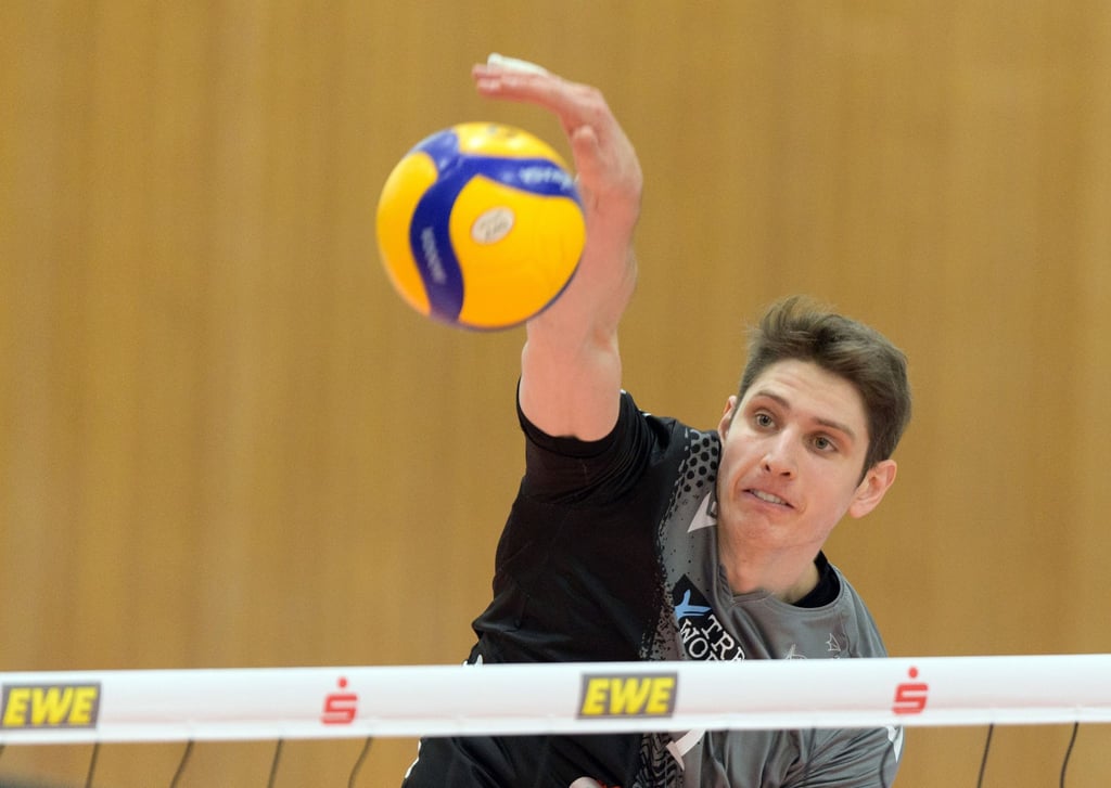 Yannick Goralik von den Netzhoppers am Ball.