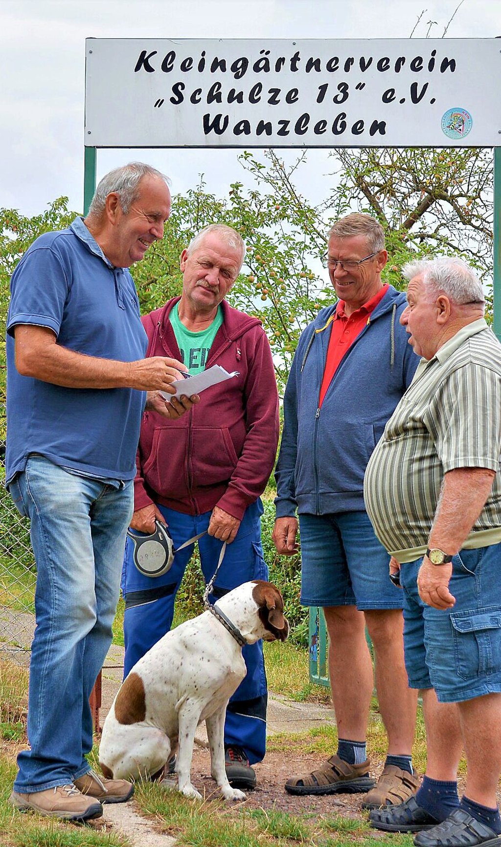 Das Kleingartenkonzept lässt Walter Strauch (von links), Mathias Voigt, Andreas Obst von der Sparte Schulze 13 in Wanzleben aufatmen. .