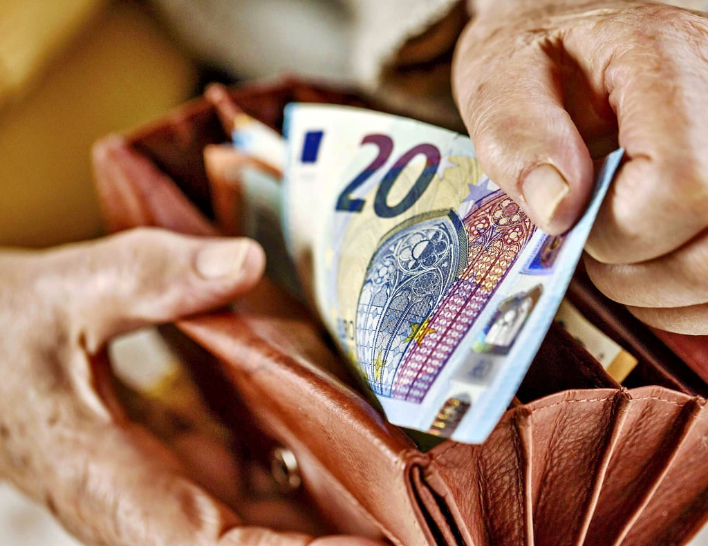 Ob auf dem Sparbuch oder in der Geldbörse: Durch die Inflation verliert das Ersparte an Wert. Viele Deutsche scheuen sich davor, in Aktien zu investieren. Doch auch für sicherheitsorientierte Anleger gibt es Angebote, um den Geldwertverlust abzumildern.