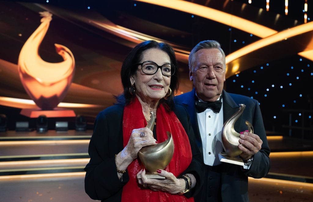 Die Sängerin Nana Mouskouri hält ihre Henne fürs Lebenswerk fest. Auch Roland Kaiser wurde ausgezeichnet.