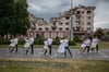 Abiturienten der Schule Eins aus Tschernihiw tanzen vor einem zerstörten Hotel zu dem Lied „Dream“ (Mria). Erhalten Akteure aus der Ukraine in diesem Jahr den Friedensnobelpreis?
