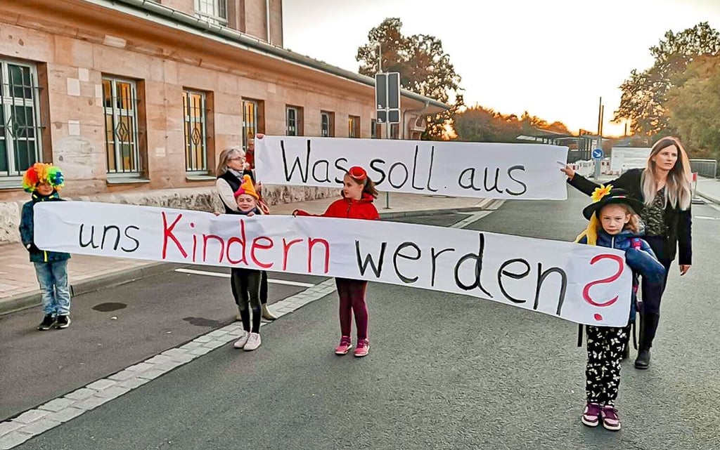 In Tröglitz fällt am Freitag und Montag der Unterricht für rund 64 Kinder aus. Eltern und Kinder protestieren dagegen am Zeitzer Bahnhof.