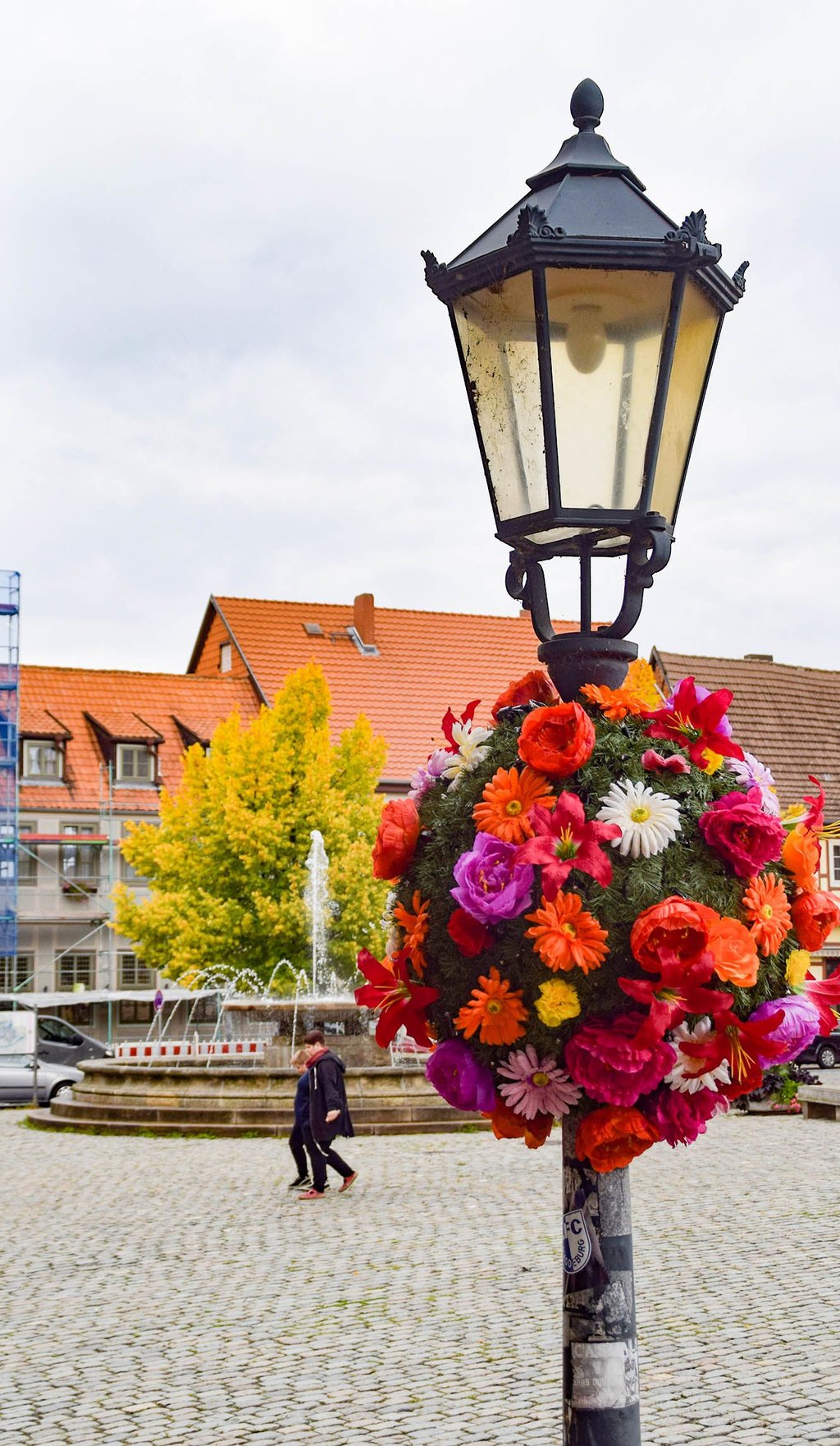Blumenkugeln im Bereich Mathildenbrunnen in Quedlinburg. Sie schmücken inzwischen einige Straßen, weitere sollen folgen.