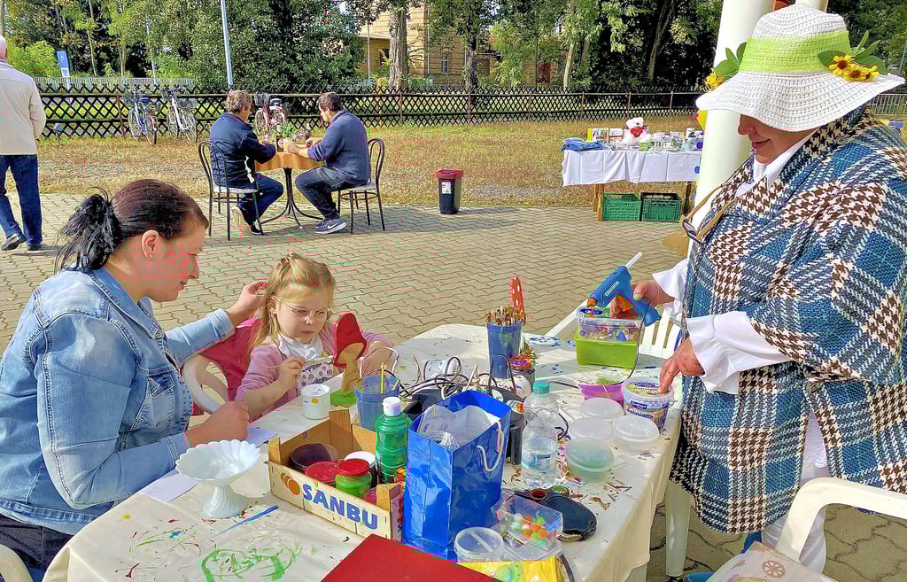 Am Bastelstand von Claudia Mai (re.) bemalt die fünfjährige Fritzi gemeinsam mit Mutter Franzi Baumgart beim Familientag in Annaburg eine Figur.