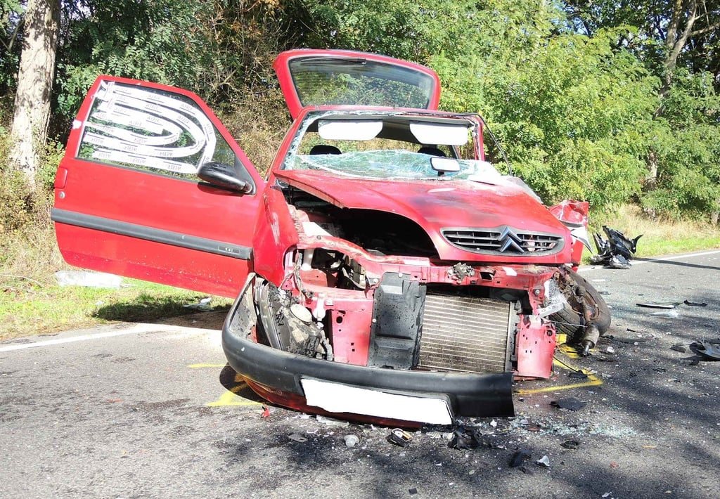 Ein schwerer Unfall mit drei Verletzten und hohem Sachschaden hat sich am Donnerstag auf der B188 bei Gardelegen ereignet.