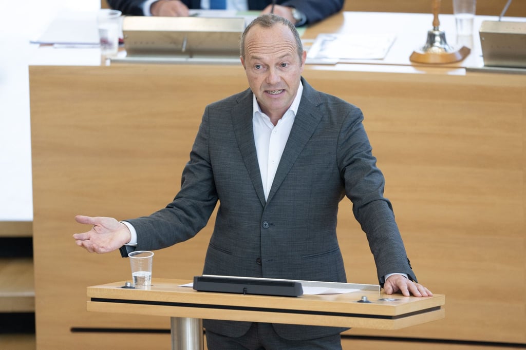 Umweltminister von Sachsen Wolfram Günther spricht im Plenum des Landtags.