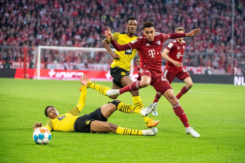 Bayerns Jamal Musiala (r) im Zweikampf mit Dortmunds Jude Bellingham.