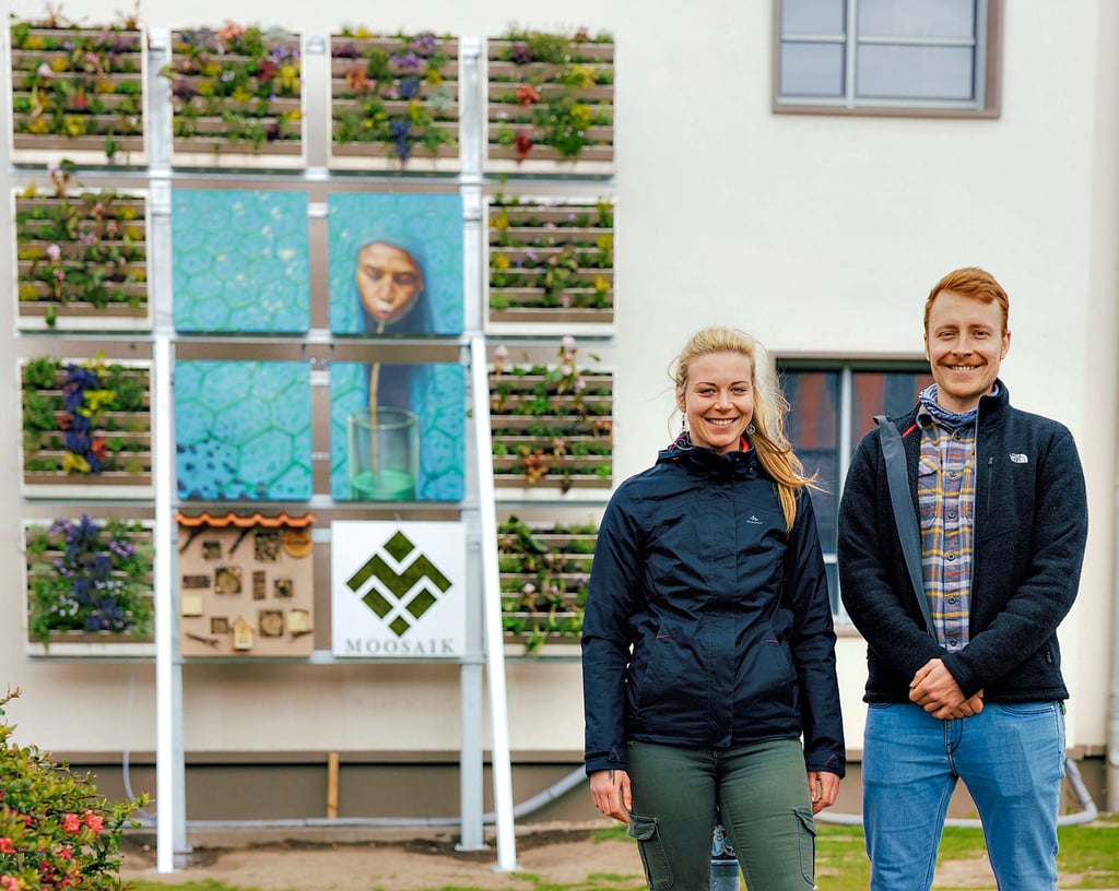 Maren Huhle und Marco Zierau, Gründer des Start-ups Moosaik, vor der von ihnen entworfenen klimafreundlichen Fassadenbegrünung. Mit ihrer Idee haben sie den Bestform-Award des Landes gewonnen.