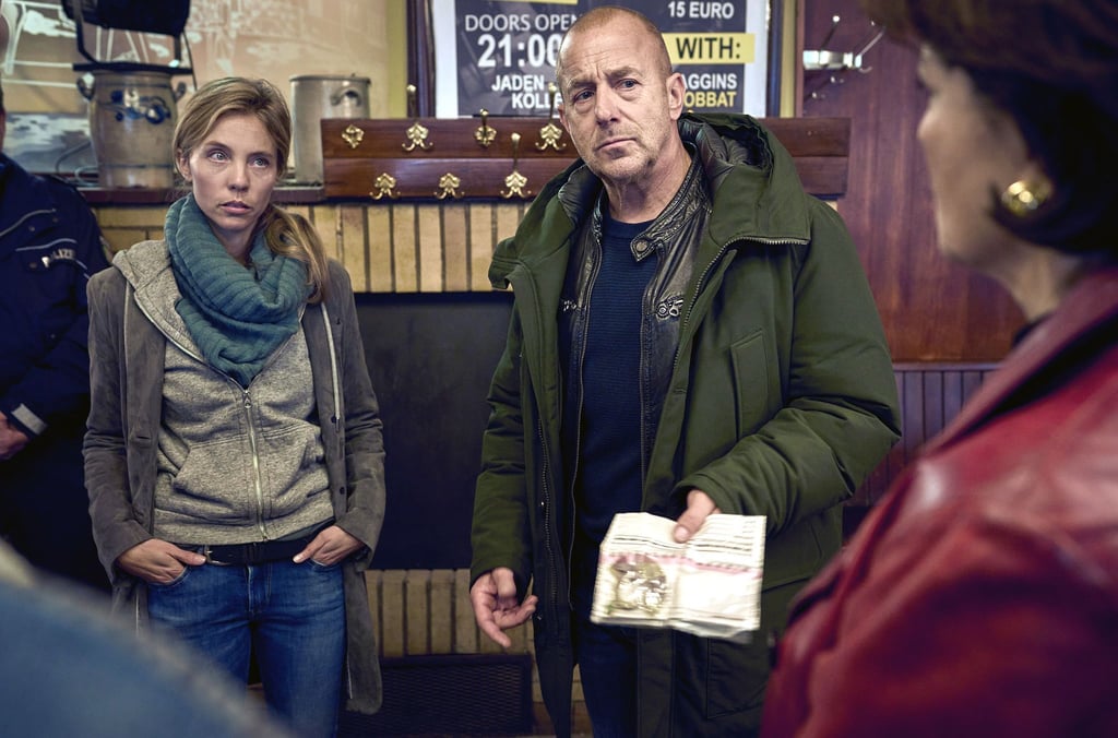 Ingo Thiel (Heino Ferch) und seine Kollegin Conny (Sina Bianca Hentschel) haben im nahe gelegenen Park einen Ohrring der verschwundenen Amelie gefunden.