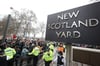 Menschen versammeln sich 2021 nach dem Mord an der Londonerin S. Everard vor dem New Scotland Yard zu einer Mahnwache.