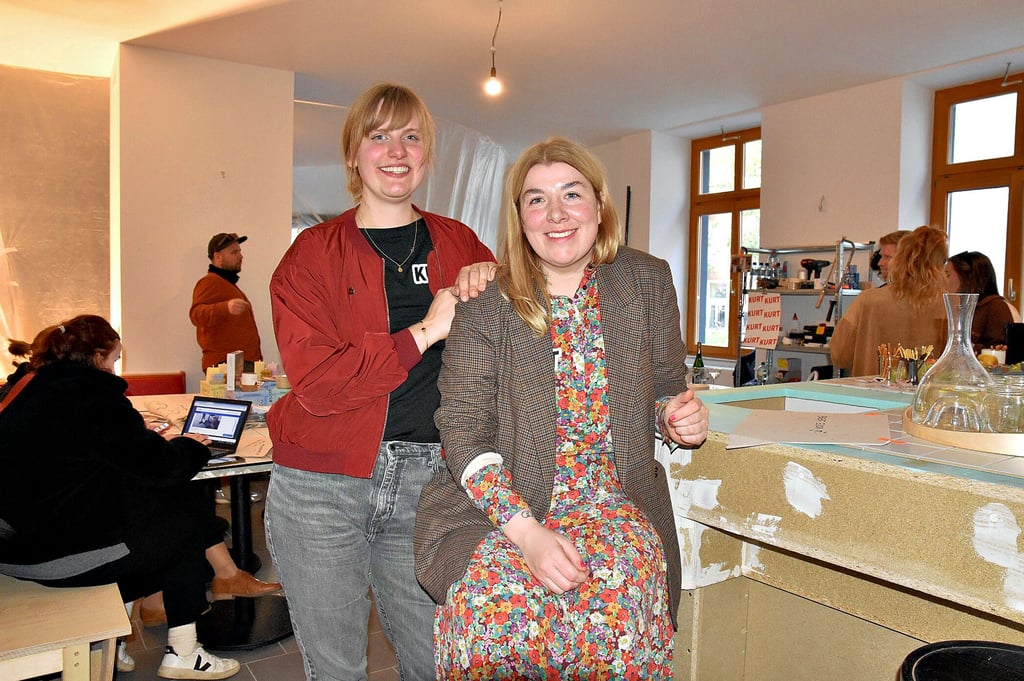 Josephine Ehlenberger und Andrea Jozwiak eröffnen gemeinsam das „Kurt“ in Magdeburg-Buckau. Privat verbindet sie überdies ihre Dackel-Leidenschaft.