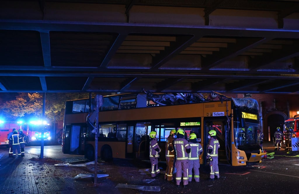 Der Doppeldeckerbus steht zerstört unter einer Brücke im Berliner Stadtteil Steglitz.