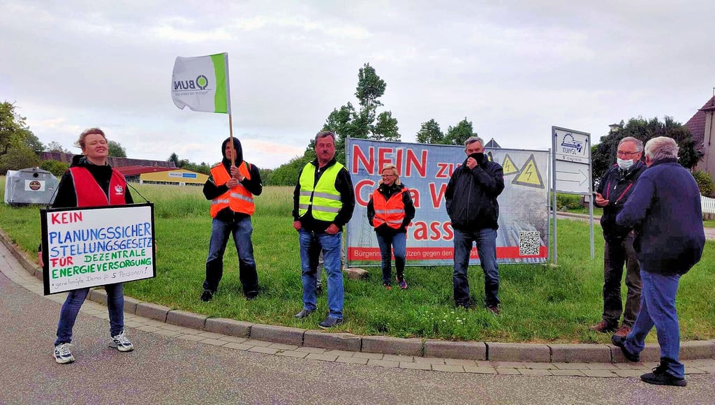 Da hing das Banner noch: Aktivisiten vom BUND protestieren beim Transparent gegen die Stromtrasse in Gerstewitz.
