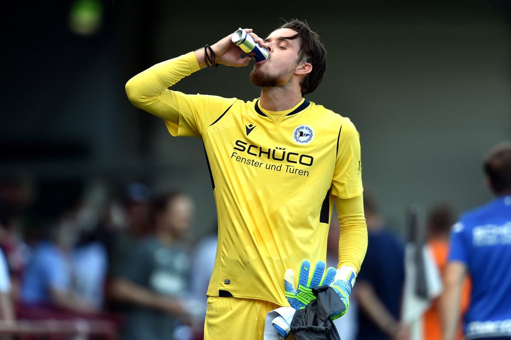Oscar Linnér trank schon 2021 bei Arminia Bielfeld gerne Red Bull.