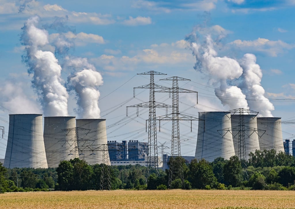 Wasserdampf steigt aus den Kühltürmen des Braunkohlekraftwerks Jänschwalde der Lausitz Energie Bergbau AG (LEAG).