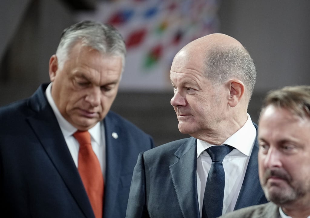 Olaf Scholz (r) und Viktor Orban beim EU-Gipfel in Prag.