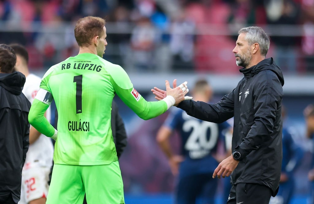 Leipzigs Trainer Marco Rose und Torwart Peter Gulacsi klatschen sich nach einem Spiel ab.