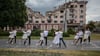 Abiturienten der Schule Eins aus Tschernihiw tanzen vor einem zerstörten Hotel zu dem Lied „Dream“ (Mria). Erhalten Akteure aus der Ukraine in diesem Jahr den Friedensnobelpreis?