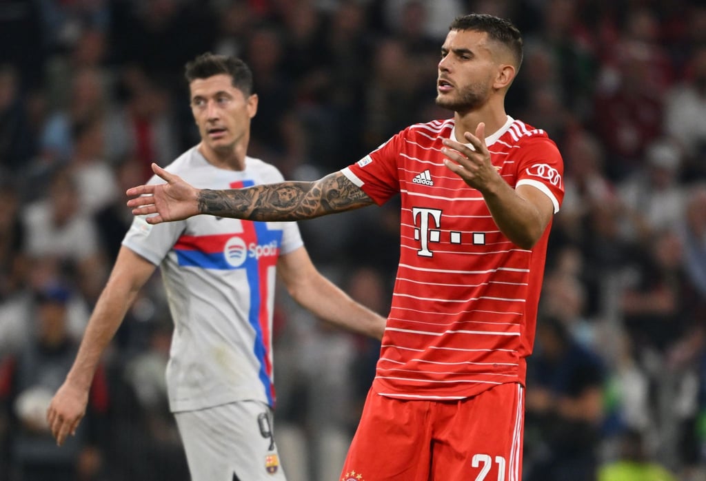 Barcelonas Robert Lewandowski steht hinter Münchens Lucas Hernández.