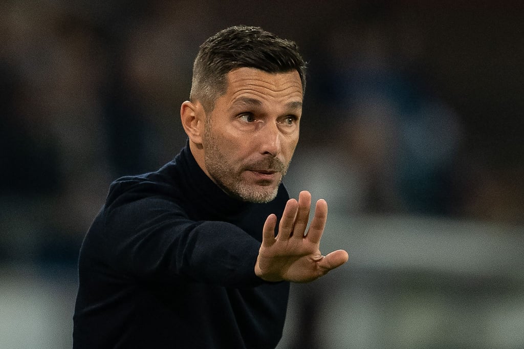 Hannovers Trainer Stefan Leitl gestikuliert.