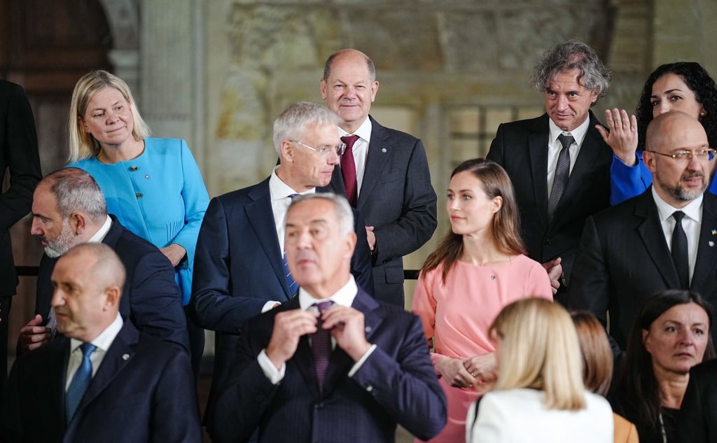 Bundeskanzler Olaf Scholz (hinten M, SPD) steht in Prag mit Staats- und Regierungschefs aus 44 Staaten der neuen europäischen politischen Gemeinschaft für ein Foto zusammen.