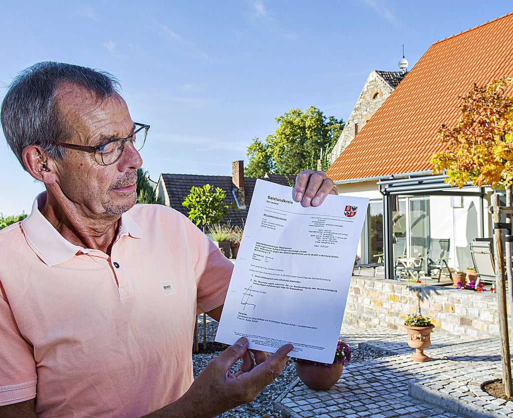 Josef Hindricks hält das Schreiben der Behörde mit der guten Nachricht in den Händen. Er musste es vorher jedoch „übersetzen“.