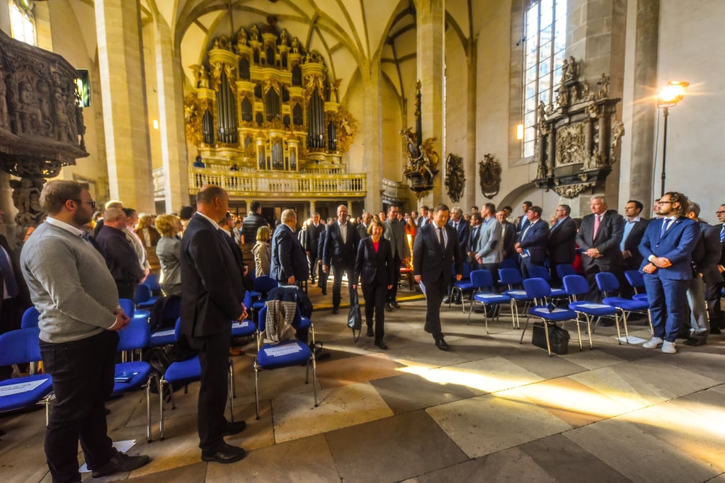 Hier zieht der Senat zur feierlichen Immatrikulation der Hochschule Merseburg in den Dom ein.