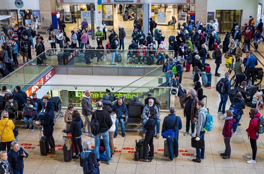 Reisende warten auf ihre Züge im Hauptbahnhof Hannover.