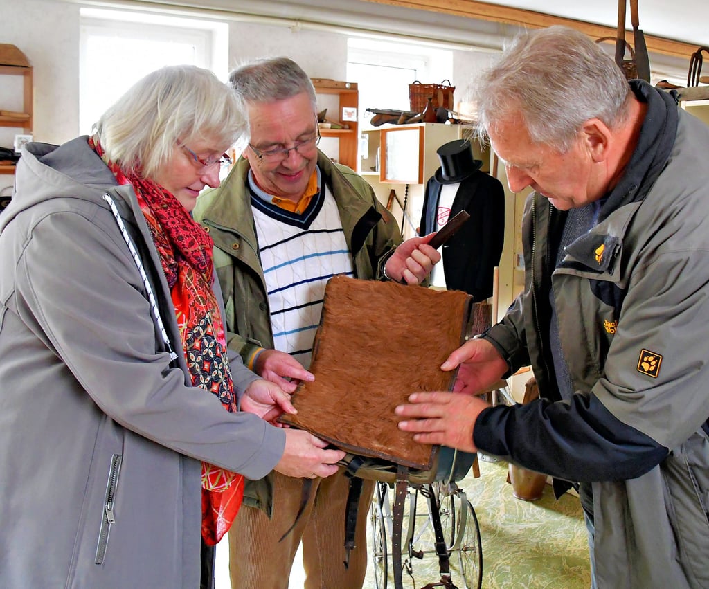Annetraud und Edwin Wietig schauen gelegentlich bei der Museumsausstellung in der Bibliothek in Rätzlingen vorbei. Und jedes Mal entdecken sie etwas Neues. Diesmal ist es der „Affe“, den einst Günter Riedel’s (Mitte) Uropa an der Front getragen hatte.