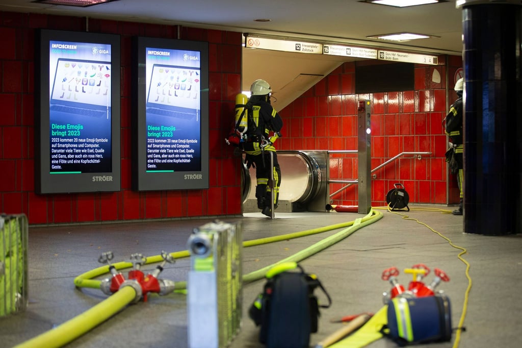 Aus bisher unklaren Gründen war Feuer mit starker Rauchentwicklung ausgebrochen, bei dem einige Menschen verletzt wurden. Der Verkehr auf einigen U-Bahnlinien musste zeitweise eingestellt werden.
