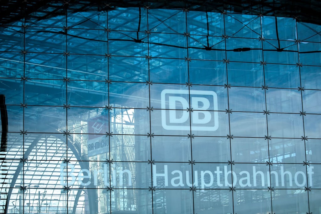 Das Logo der Deutschen Bahn ist an der Fassade am Berliner Hauptbahnhof zu sehen.