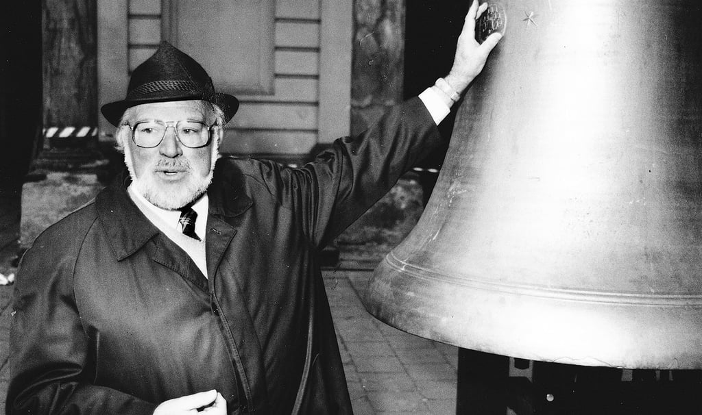 Magdeburg: Carillon-Enthusiast Heinz Gerling an einer der Glocken bei der Sanierung des Glockenspiels 1996 im Rathaus von Magdeburg.