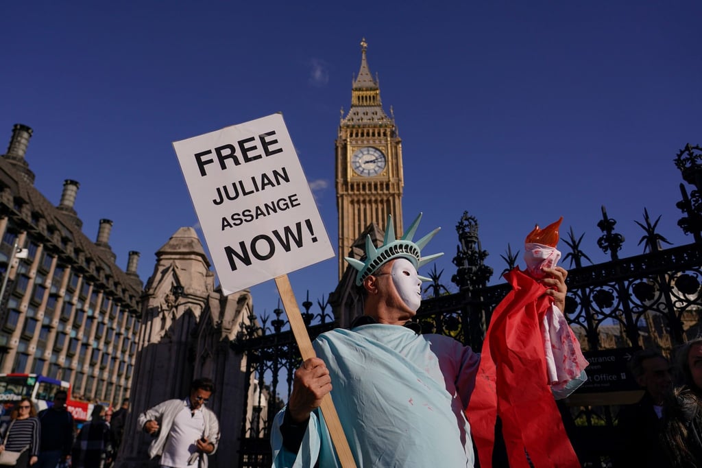 Demonstration in London: Ein Teilnehmer im Kostüm der Freiheitsstatue fordert Freiheit für Julian Assange.