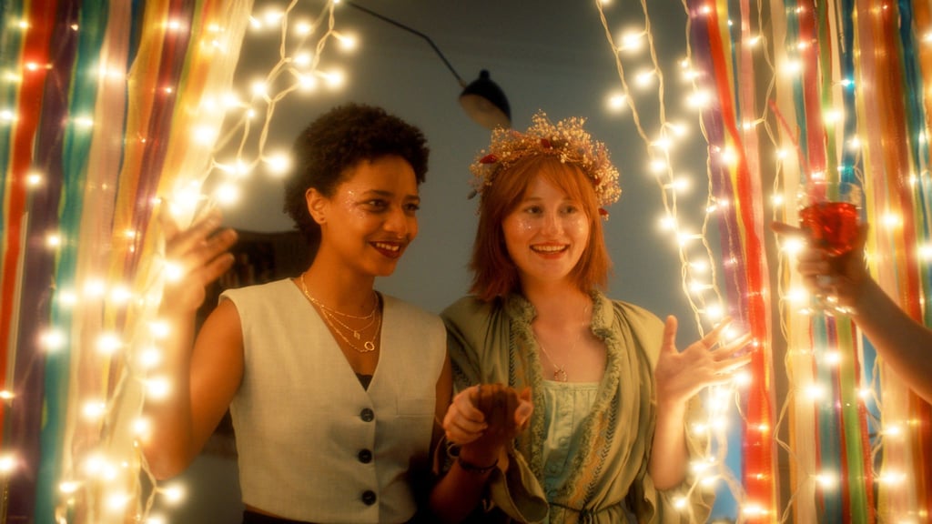 Wie lebt es sich in einem Land, in das man kurzerhand fliehen musste, weil das eigene von einem Aggressor überfallen wurde? Ukrainische Filmschaffende geben mit der neuen Serie „Himmel & Erde“ einen Einblick in ihr Leben in Deutschland.