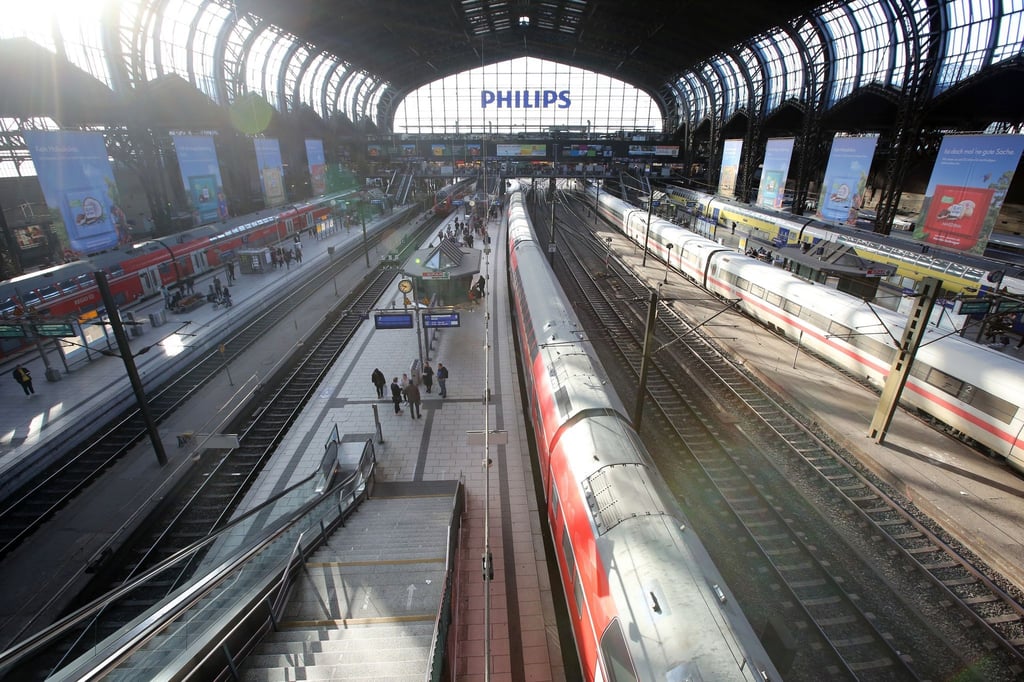 Züge stehen im Hauptbahnhof Hamburg, nachdem der Fernverkehr zum Erliegen gekommen ist.