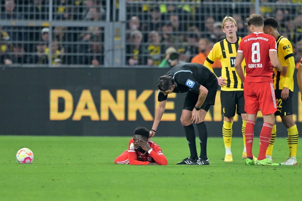 Bayerns Alphonso Davies wurde im Spiel bei Borussia Dortmund von Jude Bellingham am Kopf getroffen.