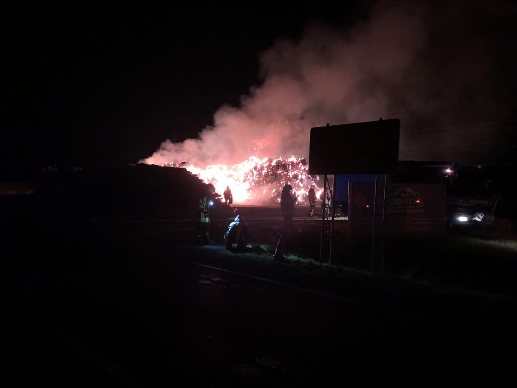 Bei Rammelburg brennt seit Samstag kurz nach 5 Uhr ein Strohdiemen mit rund 750 Ballen.