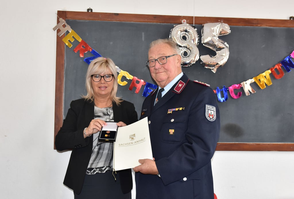Oberbürgermeisterin Simone Borris überreichte Eberhard Schulze am Sonnabend (8. Oktober) die Ehrennadel des Landes Sachsen-Anhalt.