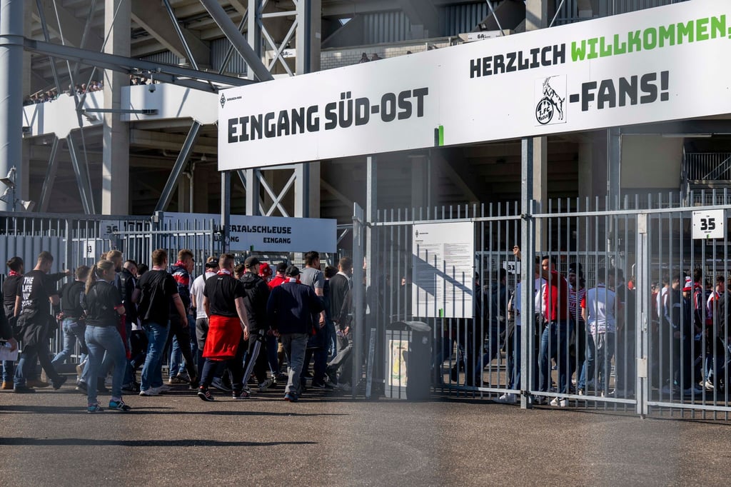 Kölner Fans betreten vor einer Auswärtspartie den Borussia-Park.