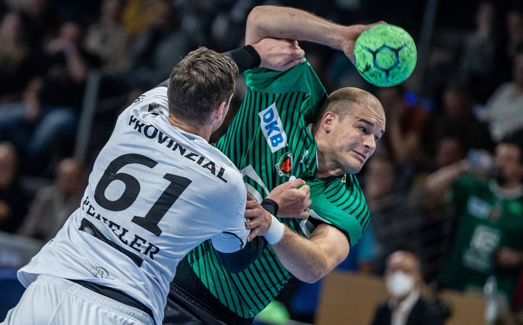 Berlins Paul Drux (r) wirft den Ball auf das Tor gegen Hendrik Pekeler von THW Kiel.